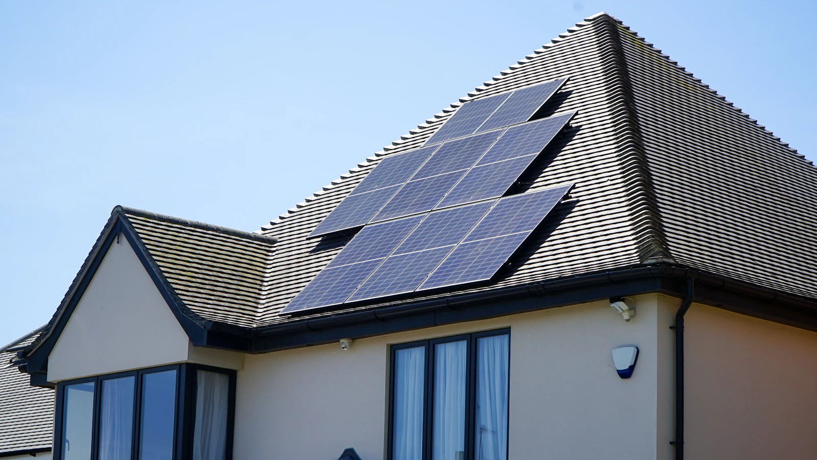 Wohnhaus mit Photovoltaik-Anlage auf dem Dach