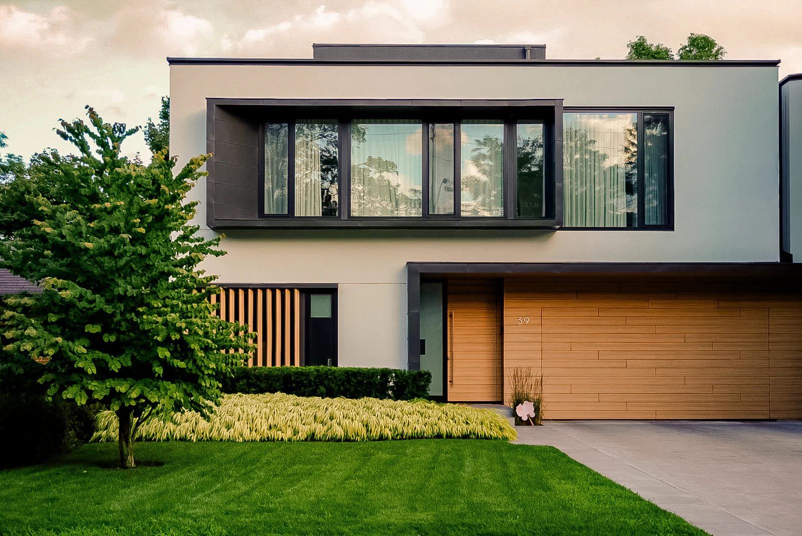 Modernes Einfamilienhaus mit Flachdach, Holzlamellen und großen Fenstern