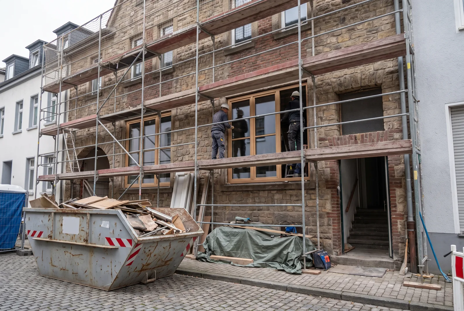 Wohnhaus im Gerüst während der Sanierung